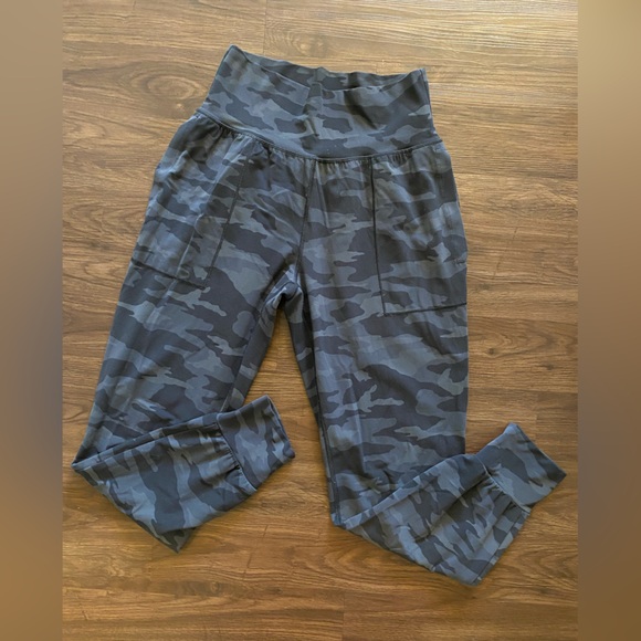 ATHLETA Salutation Camo Jogger Powervita Black Gray Women’s Size Small - Picture 2 of 10